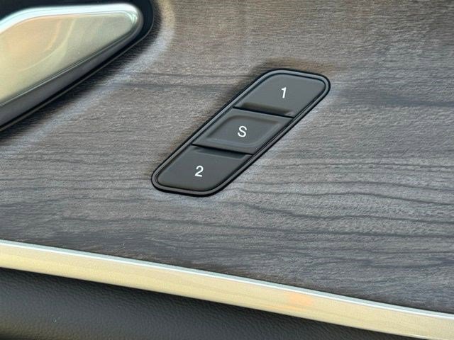 New 2026 Diamond Black Crystal Pearlcoat Jeep Limited image 9