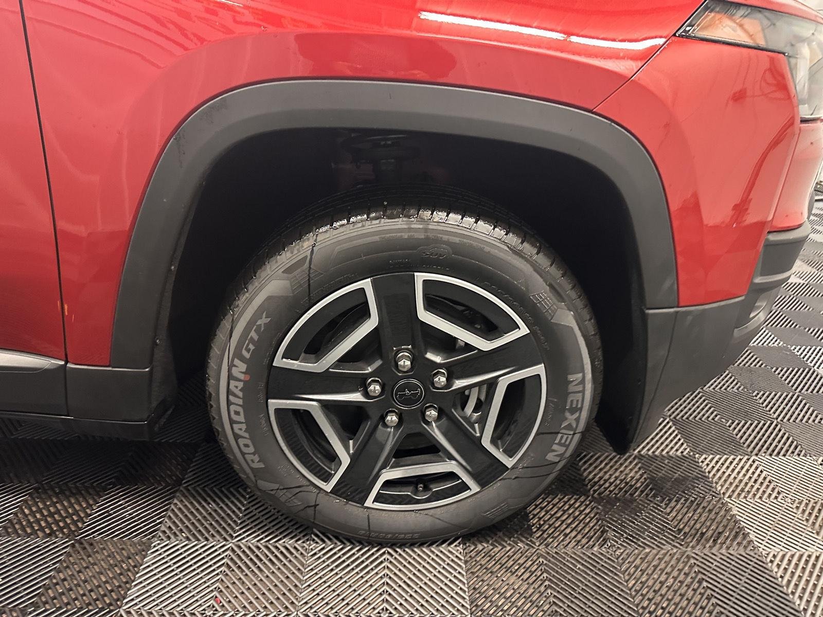 New 2026 Red Hot Pearl-Coat Exterior Paint Jeep Limited image 57