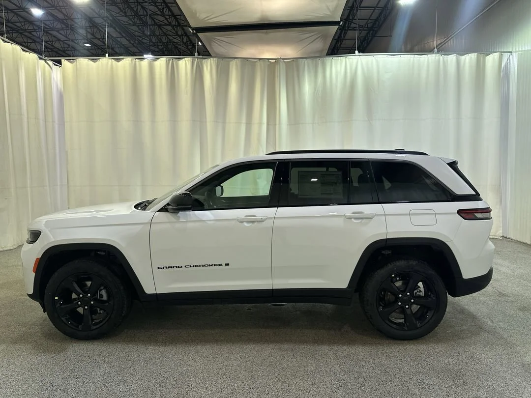 New 2026 Bright White Clear-Coat Exterior Paint Jeep Limited image 6