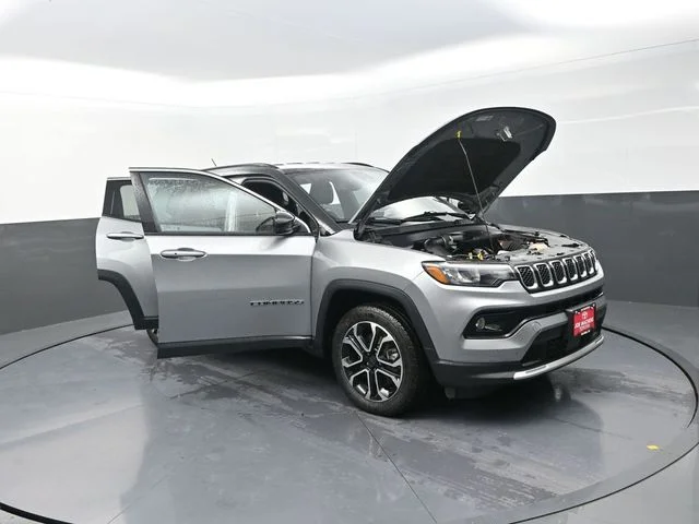 Used 2024  Jeep Limited image 38