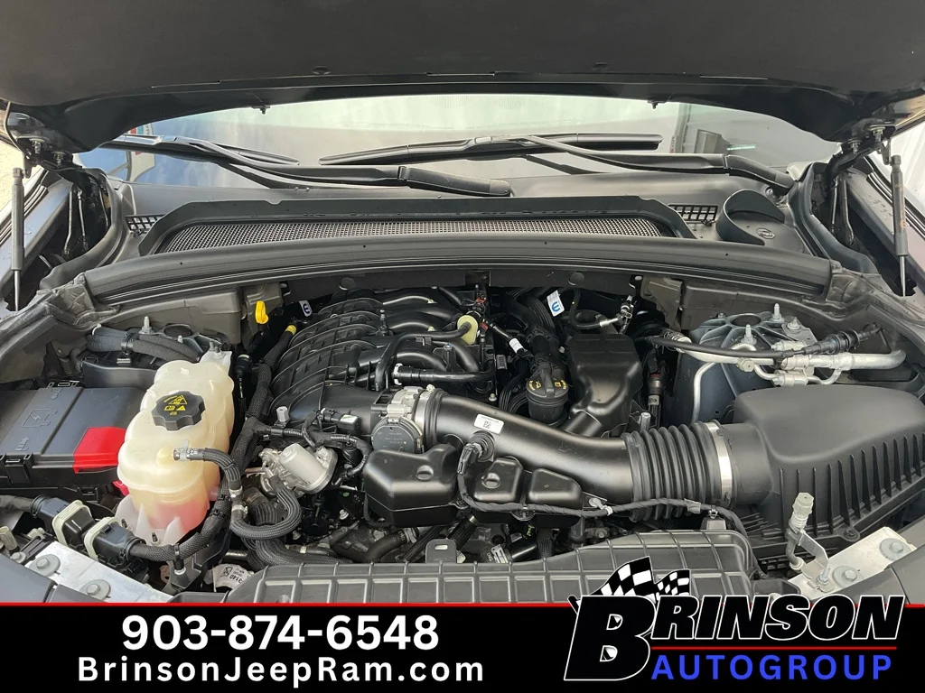 Used 2025 Diamond Black Crystal Pearlcoat Jeep Limited image 14