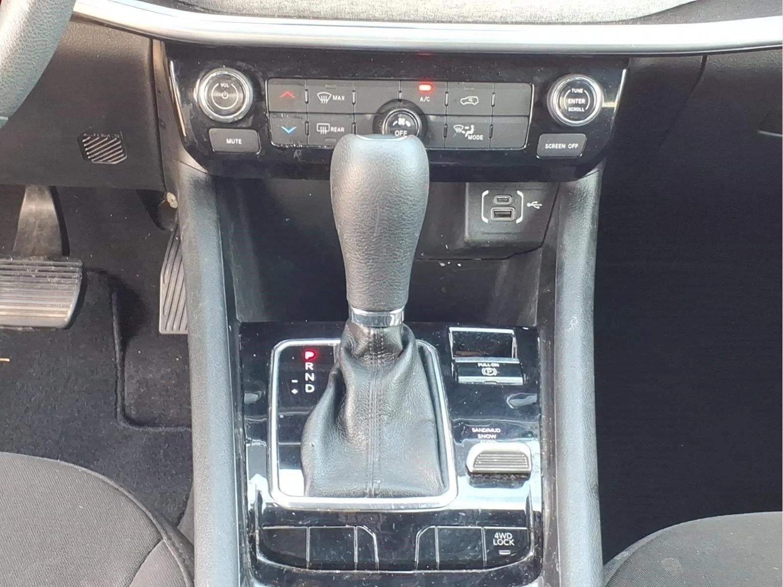 Used 2023 Redline Pearlcoat Jeep Sport image 13