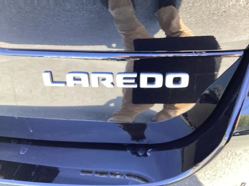 New 2025 Diamond Black Crystal Pearl-Coat Exterior Paint Jeep Laredo image 13