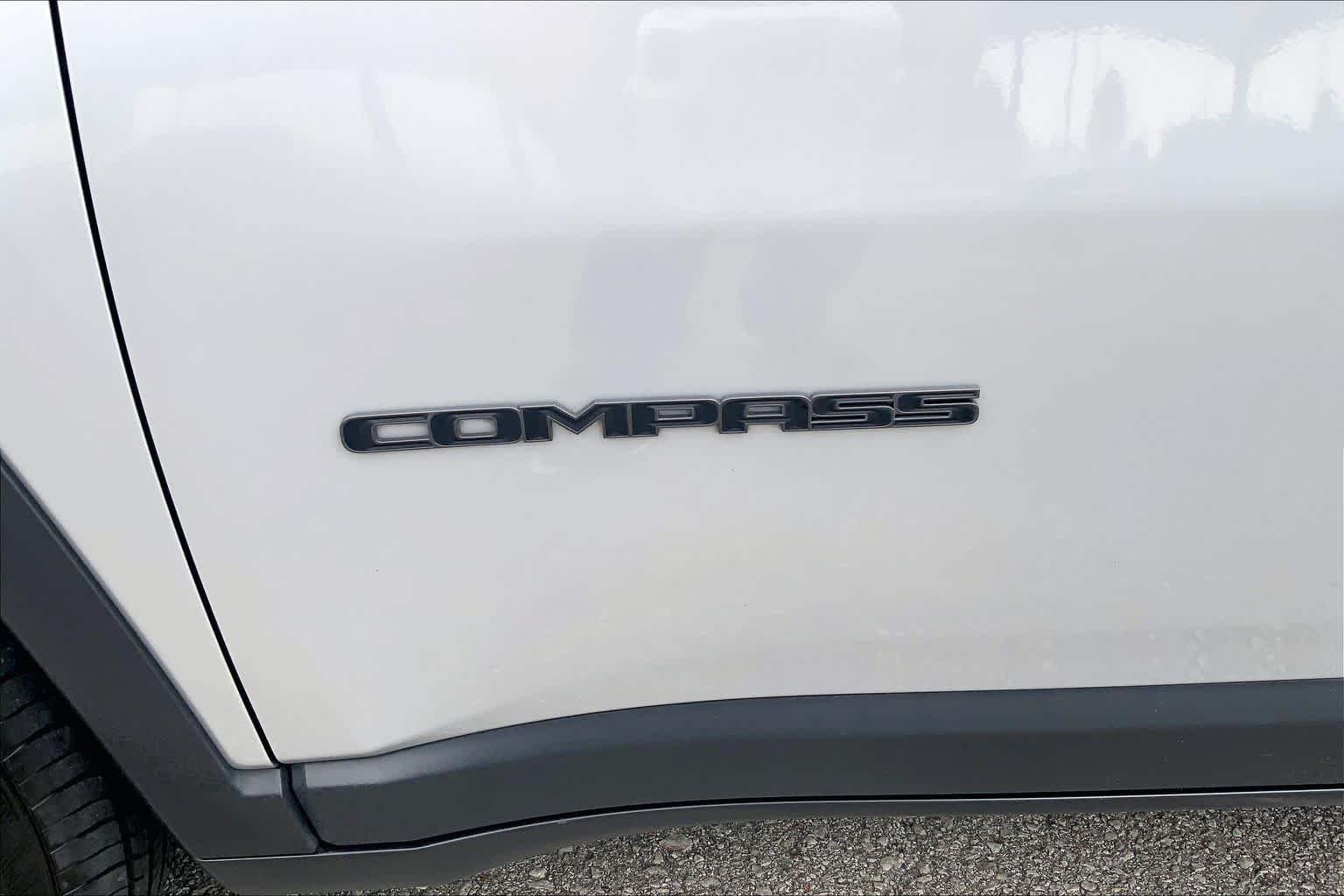 Used 2025 Silver Zynith Metallic Clearcoat Jeep Trailhawk image 9