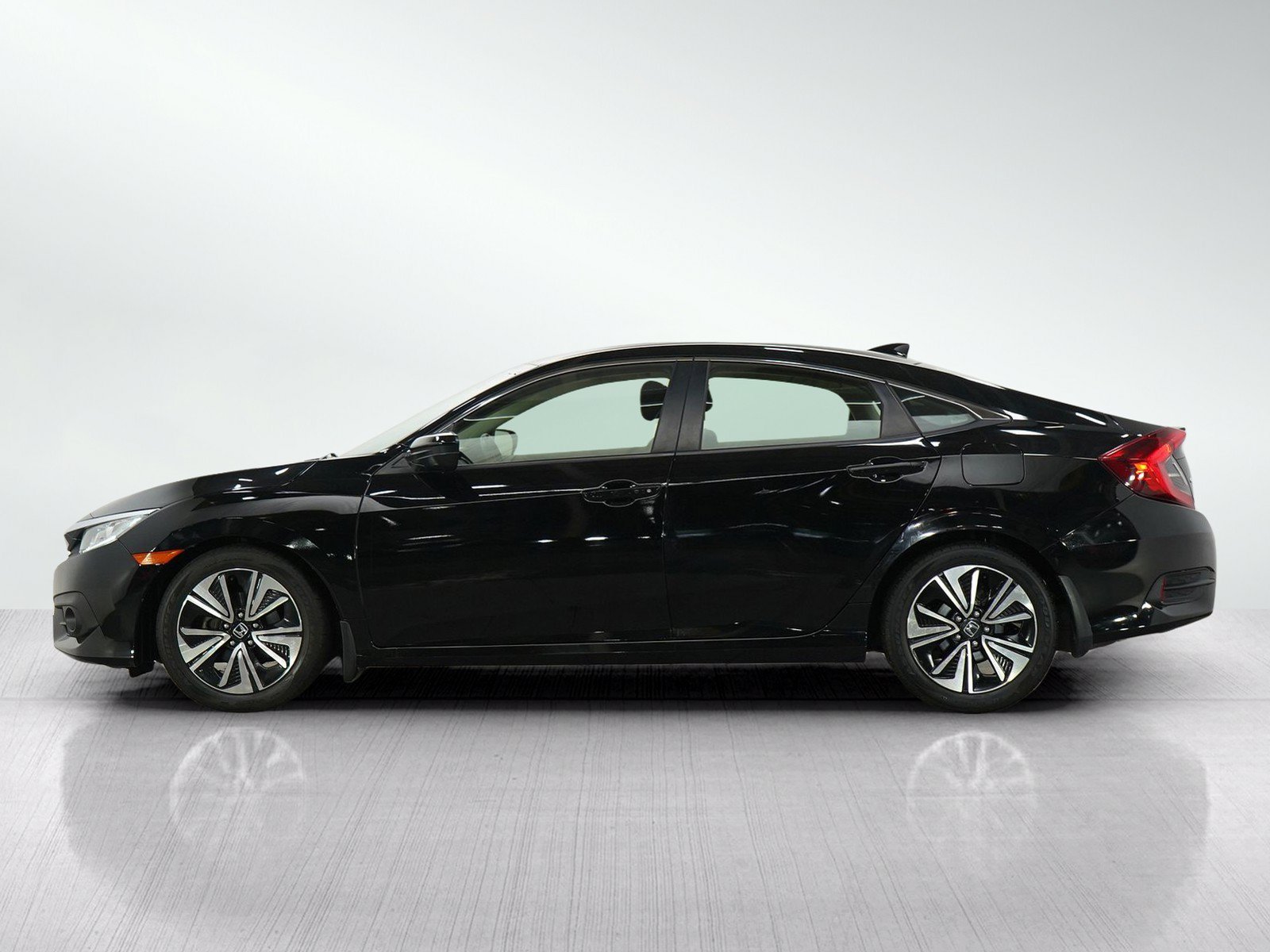 Used 2018 Honda Civic EX-T with VIN JHMFC1F31JX030902 for sale in Burnsville, Minnesota