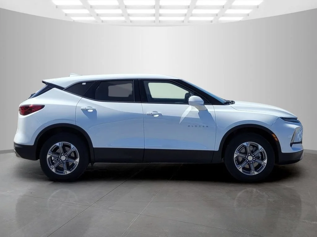 Used 2025 Summit White Chevrolet 2LT image 3