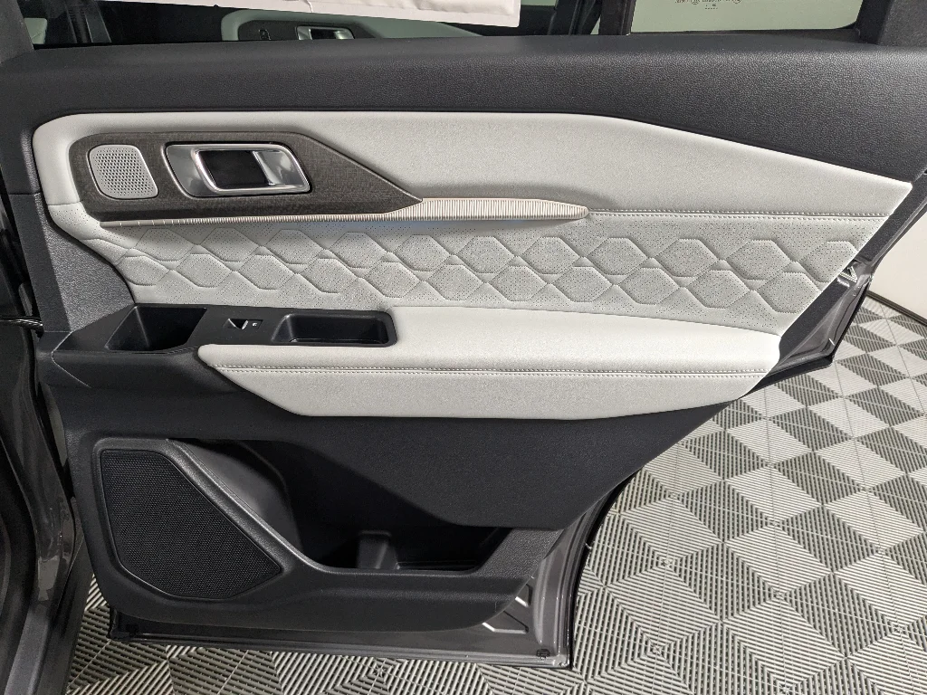 New 2026 CARBONIZED GRAY METALLIC Ford Platinum image 19