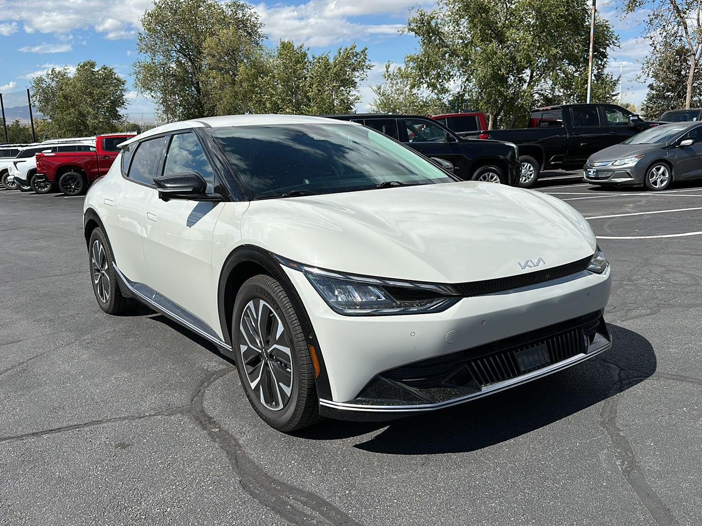 Used 2022 White Kia Wind image 8