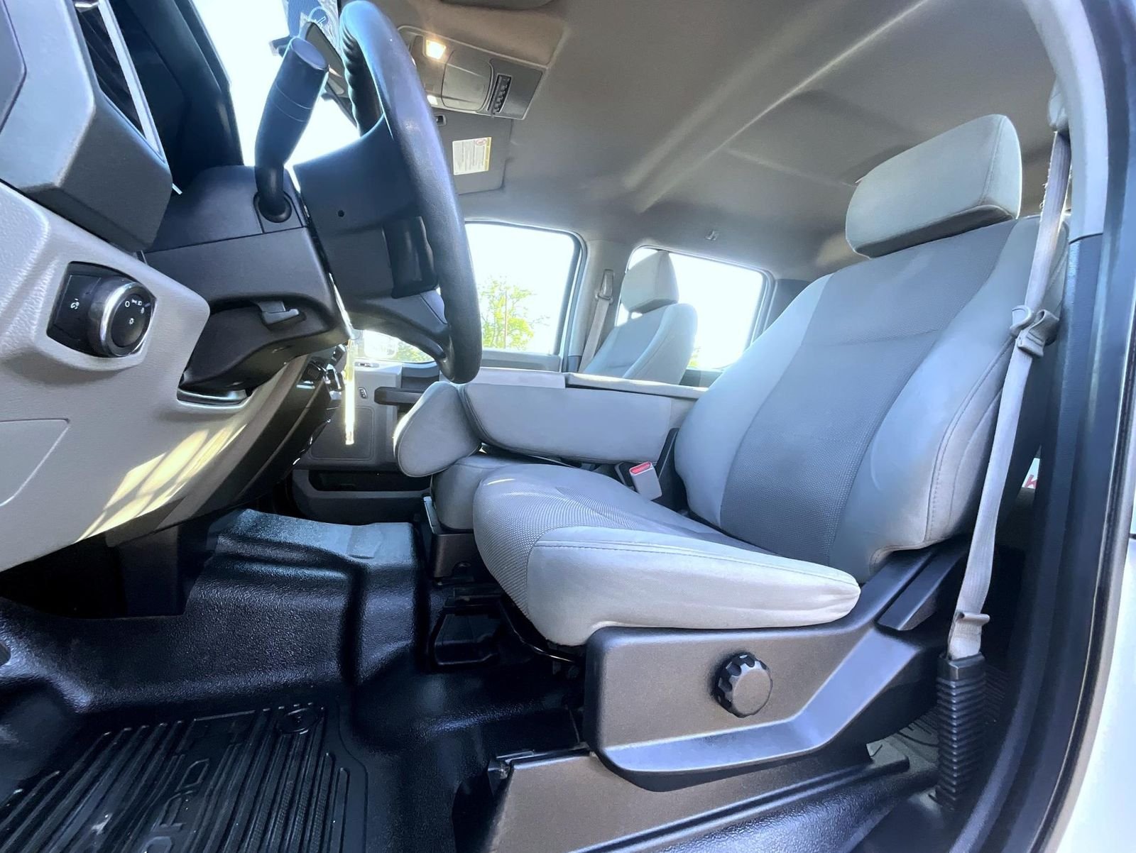 Used 2017 White Ford XL image 12