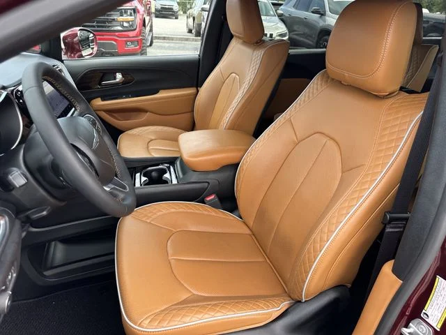 Used 2022 Red Chrysler Pinnacle image 20