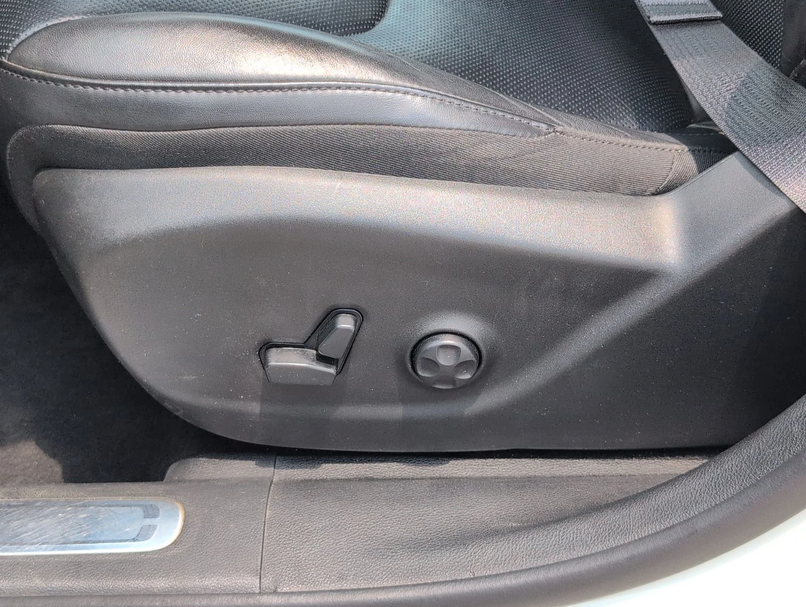 Used 2019 White Jeep Overland image 14