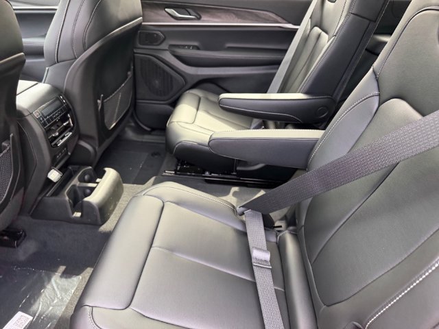 New 2027 Sting-Gray Clear-Coat Paint Jeep Limited image 10