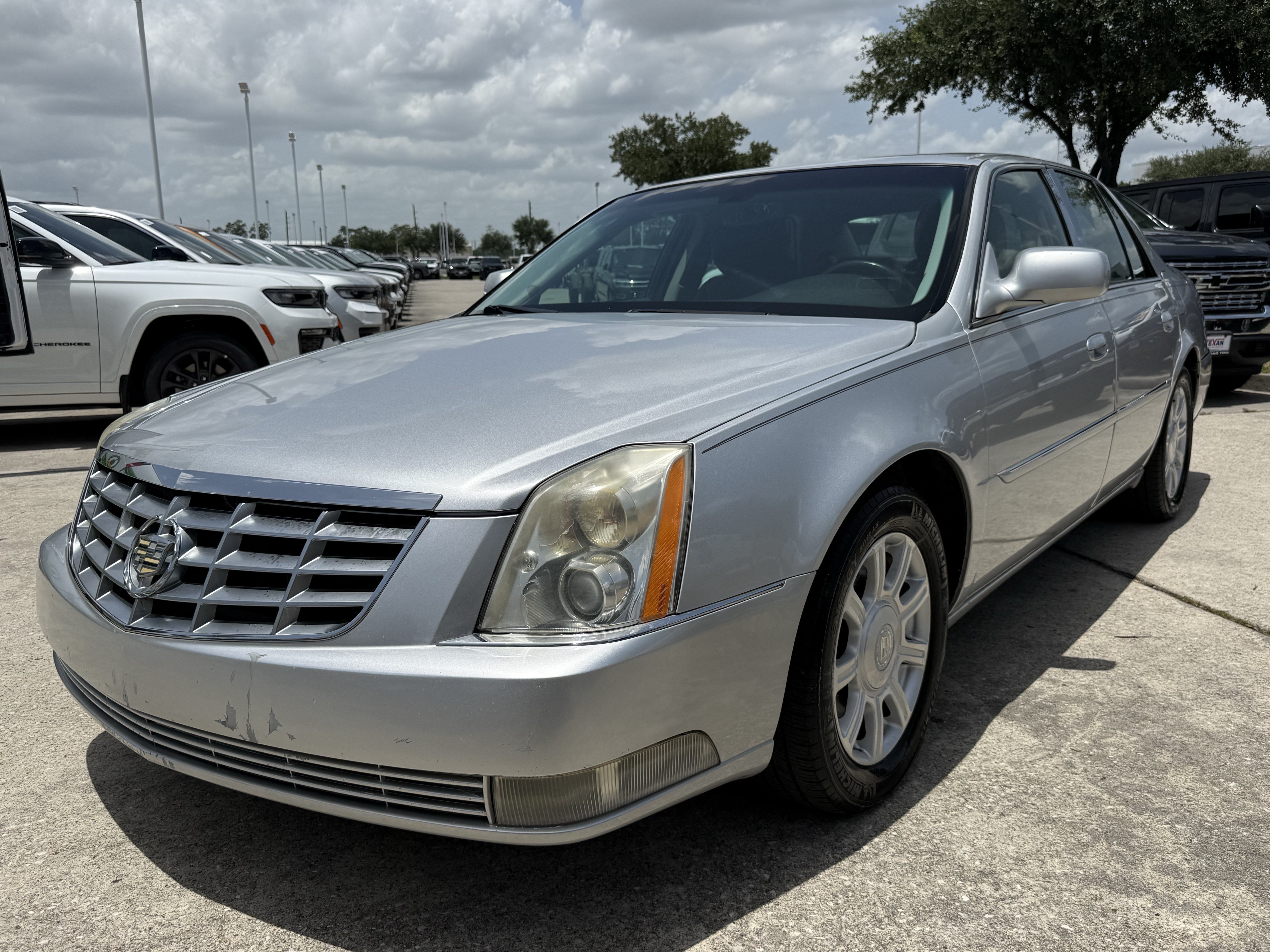 Used 2010 Radiant Silver Cadillac w/1SA image 8