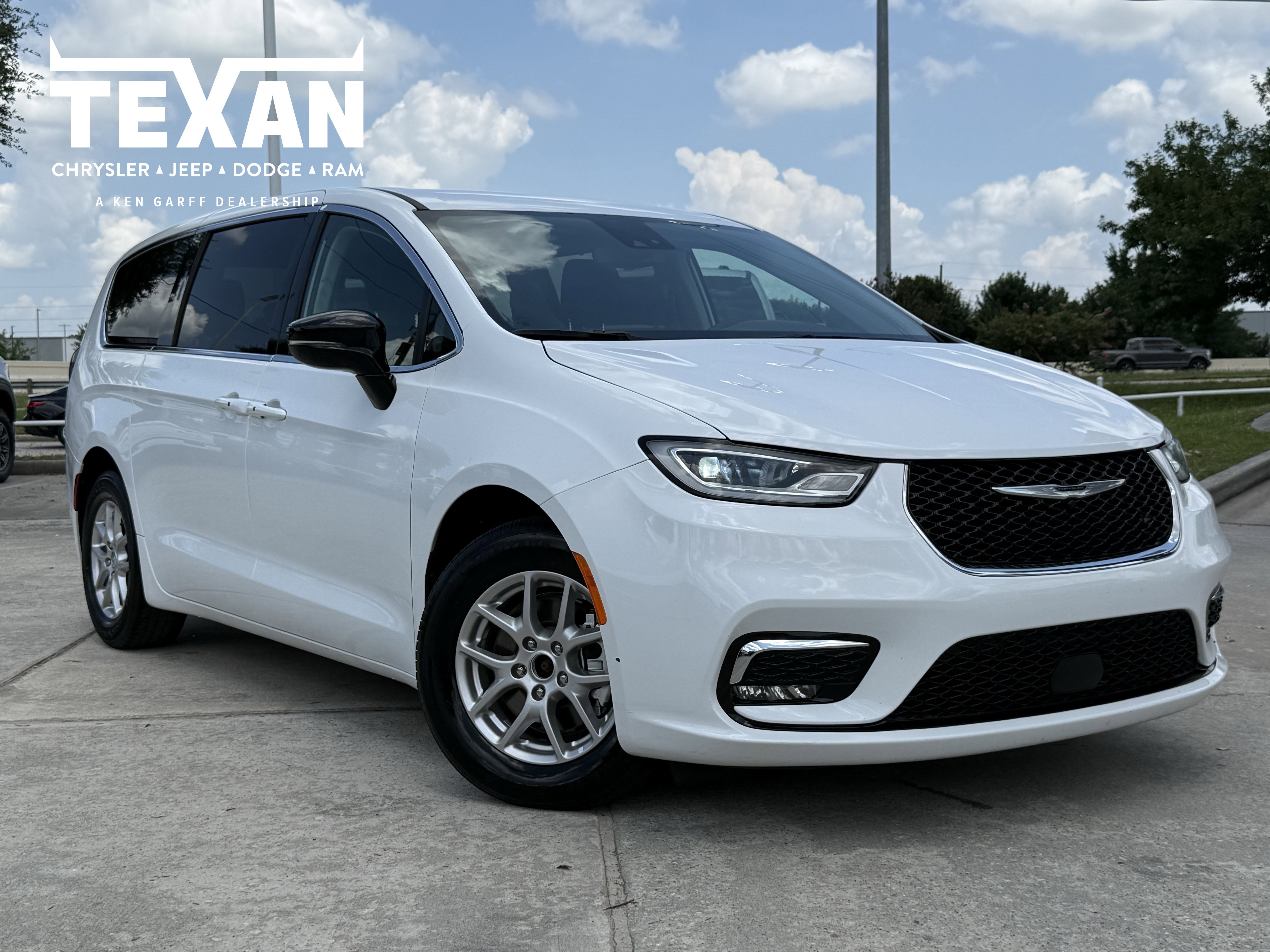 2024 Chrysler Pacifica Touring L's photo