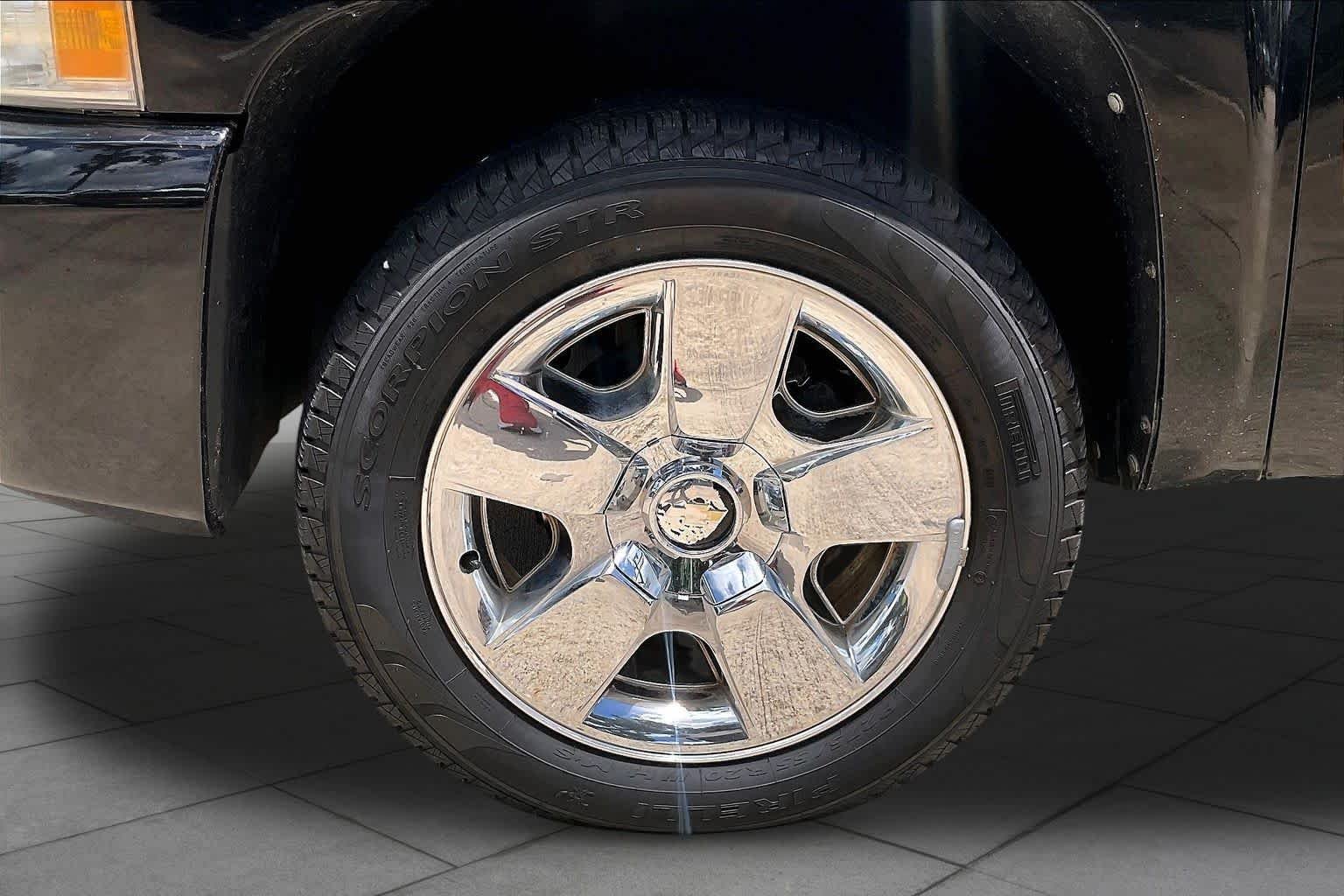 Used 2011 Black Chevrolet LT image 10