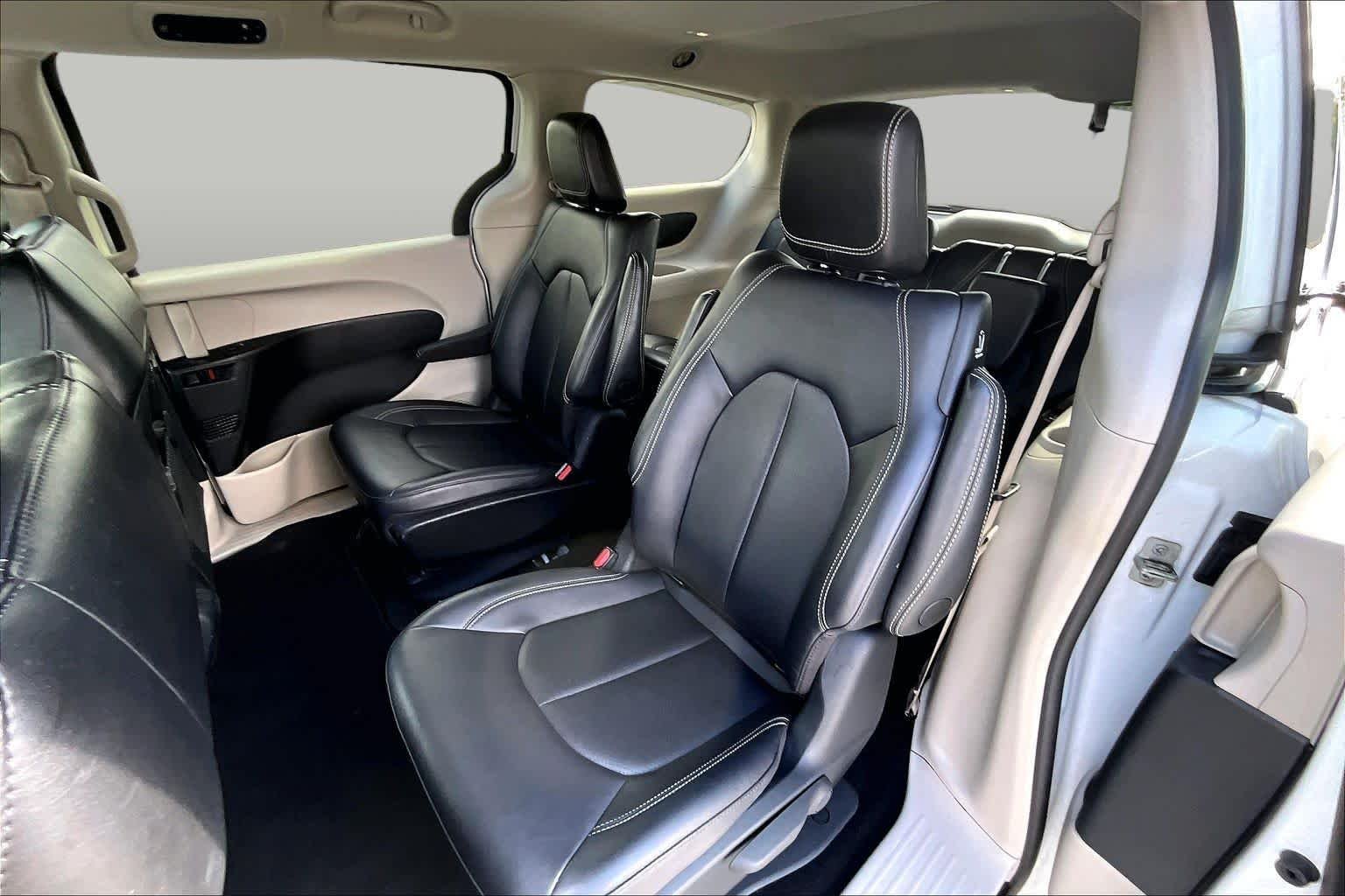 Used 2024 Bright White Clearcoat Chrysler Hybrid Select image 21