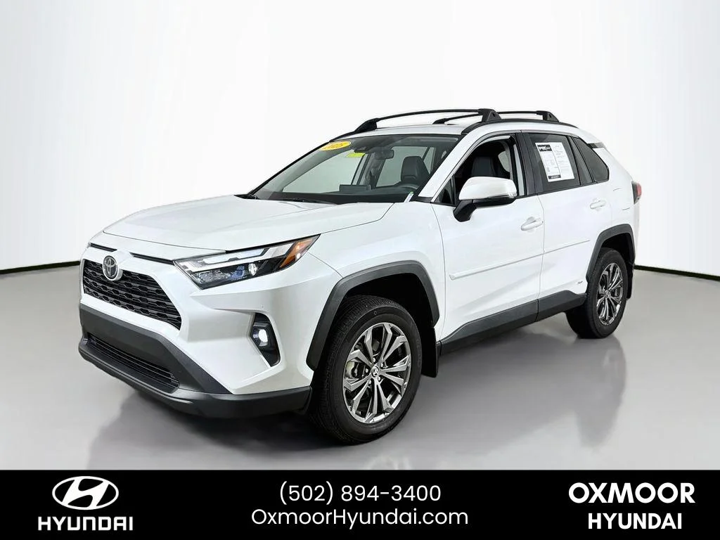 Used 2025 Wind Chill Pearl Toyota Hybrid XLE Premium image 3