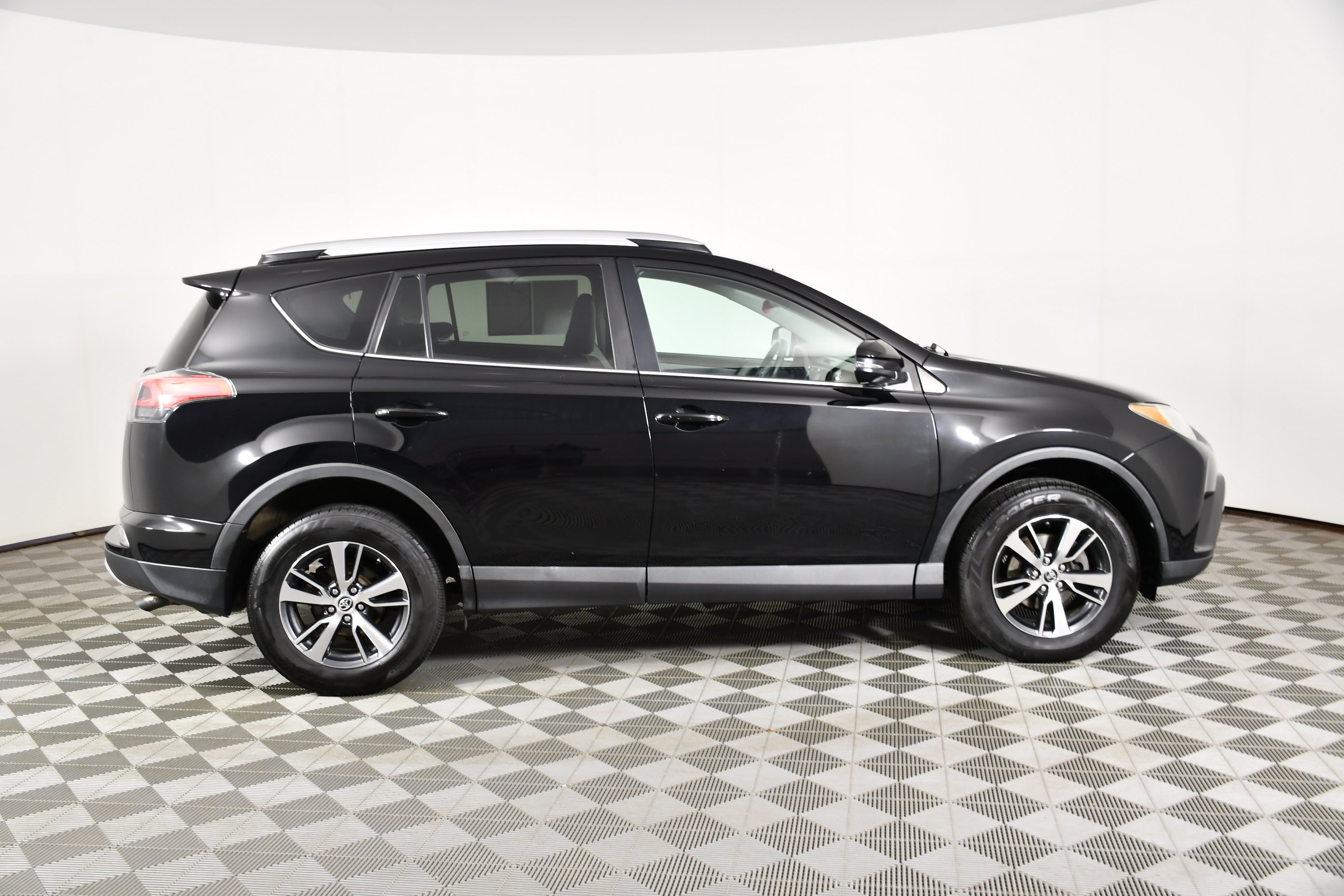 Used 2016 Black Toyota XLE image 5