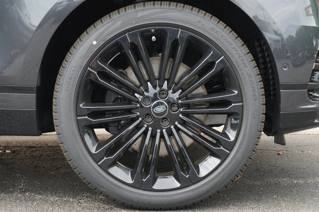 New 2026 Carpathian Grey Land Rover Belgravia Edition image 8