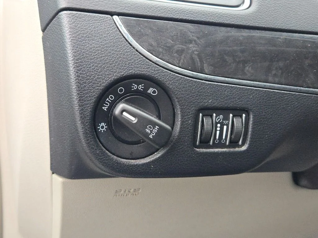 Used 2013 Silver Chrysler Touring-L image 26