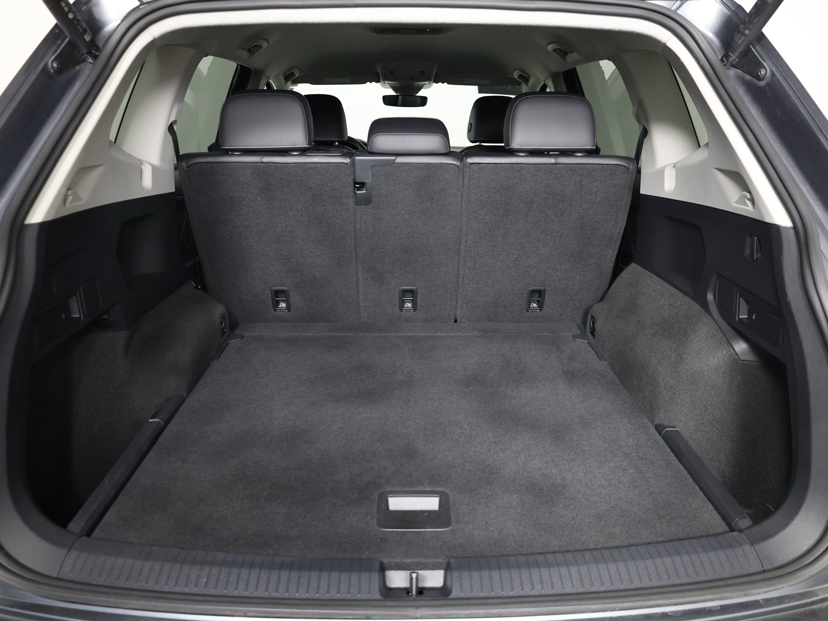 Used 2024 PLATINUM GRAY Volkswagen SE image 21