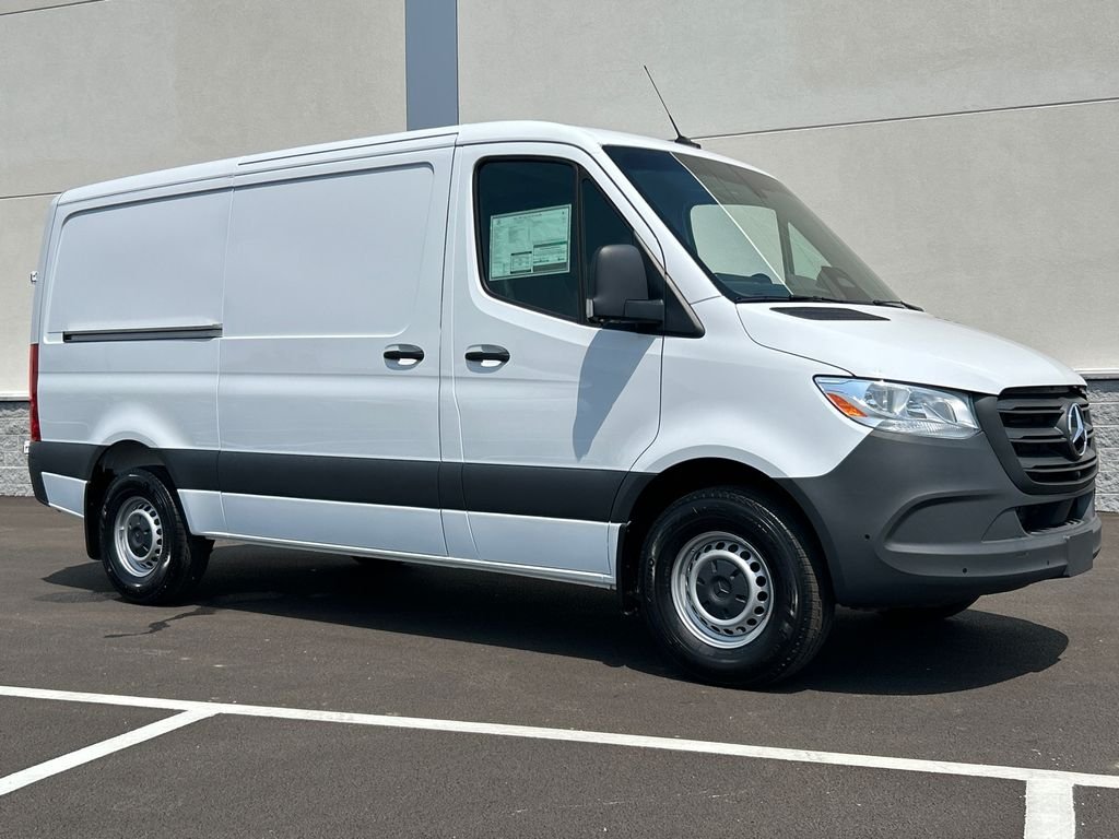 New 2026 Arctic+White Mercedes-Benz Cargo 144 WB image 2