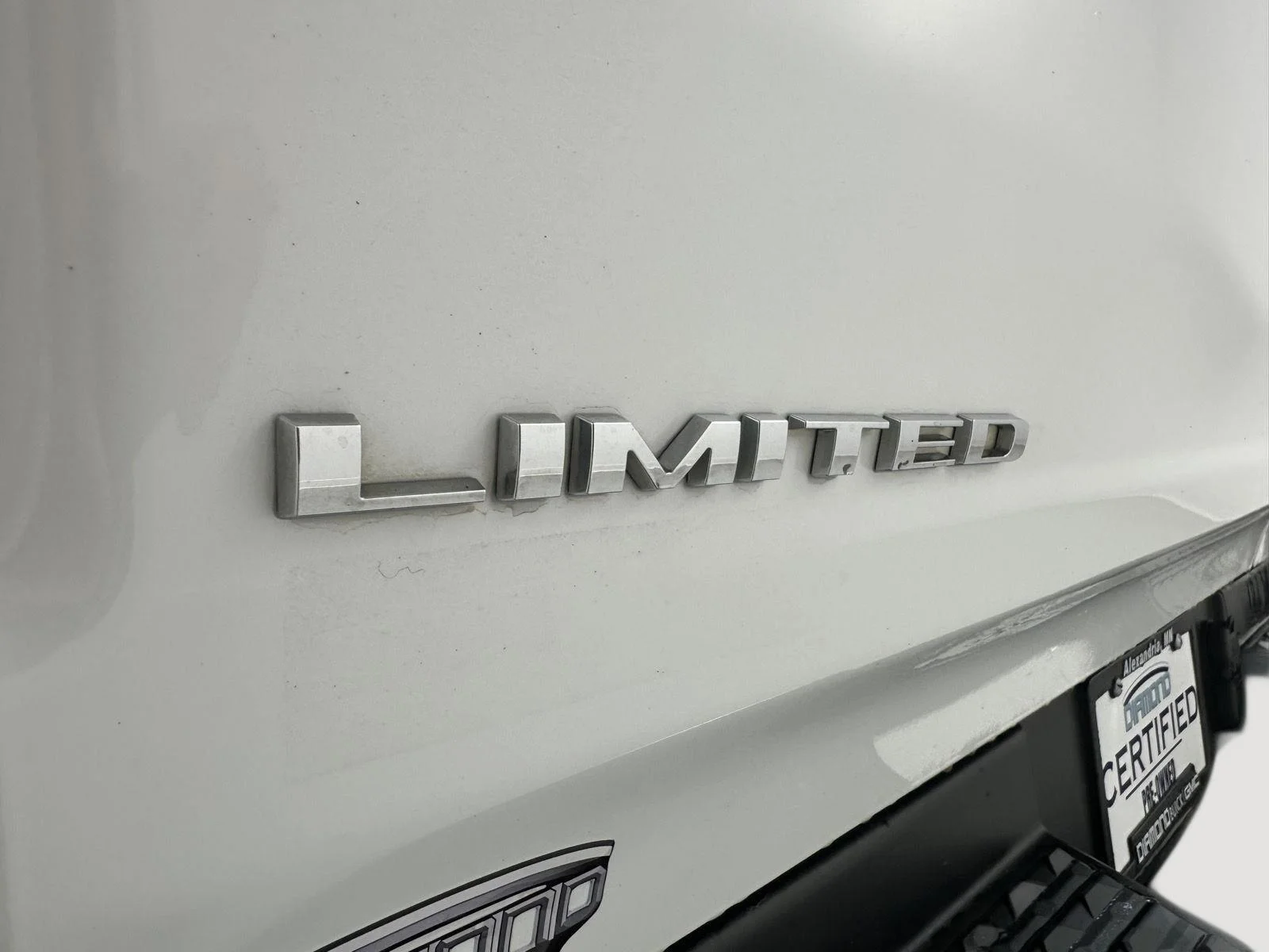 Used 2023 Ivory White Tri-coat Pearlcoat Ram Limited image 31