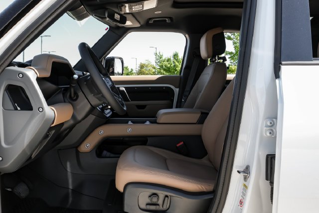 New 2026 Fuji White Land Rover X-Dynamic SE image 4