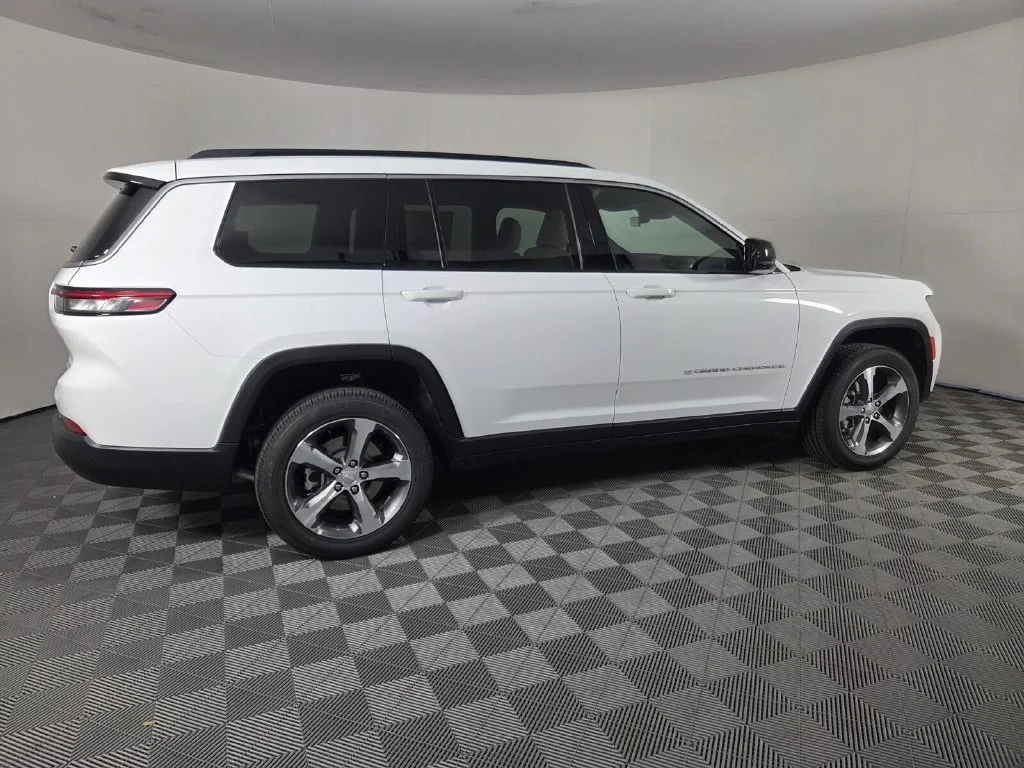 New 2026 Bright White Clear-Coat Exterior Paint Jeep Limited image 5