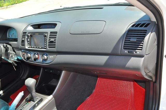 Used 2002 White Toyota SE image 20