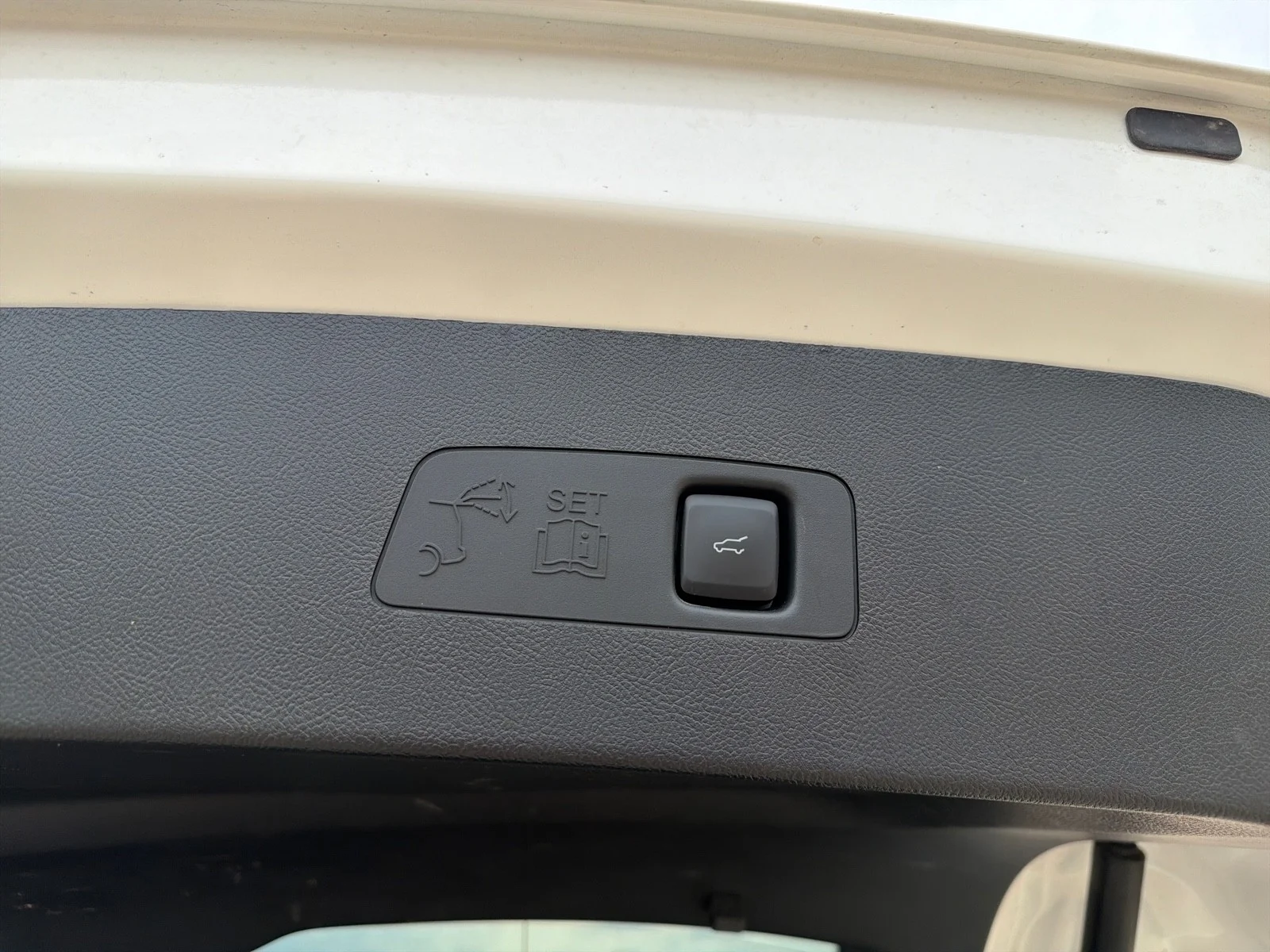 Used 2025 Pristine White Lincoln Grand Touring image 10