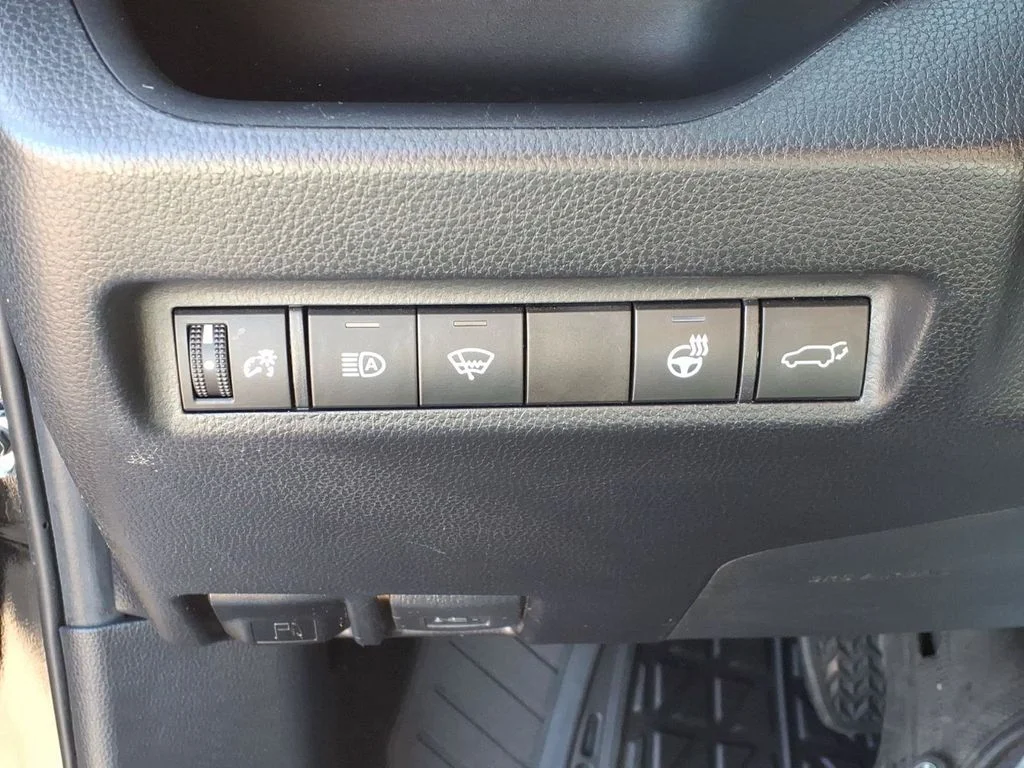Used 2020 Black Toyota XLE image 27