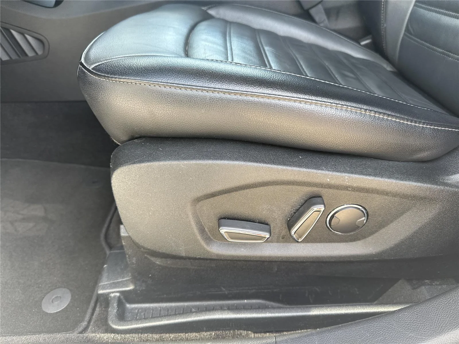 Used 2018 Ingot Silver Ford SEL image 12