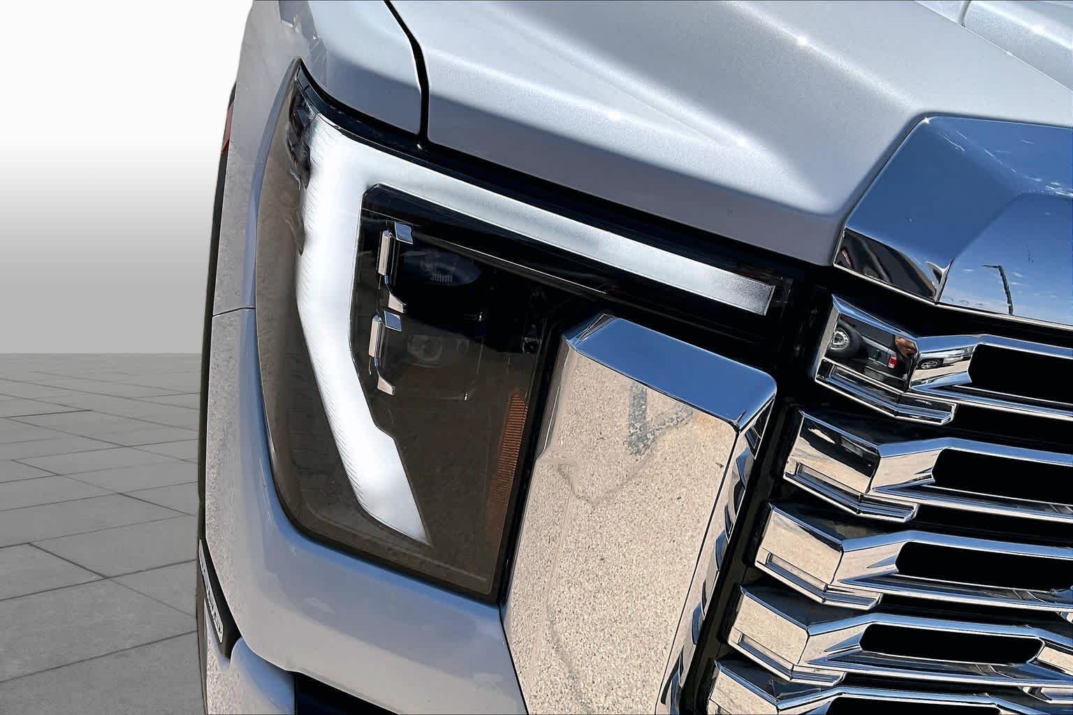 Used 2024 White Frost Tricoat GMC Denali image 27