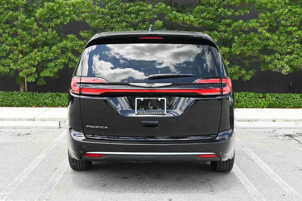 Used 2024 Black Chrysler Touring L image 5