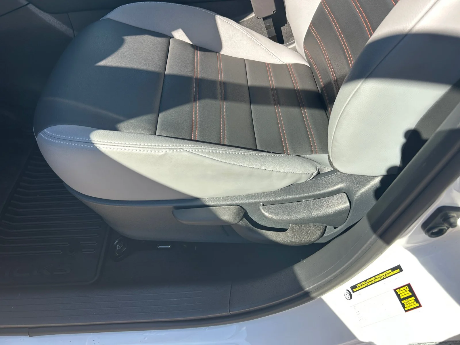 Used 2024 White Nissan SR Premium image 14