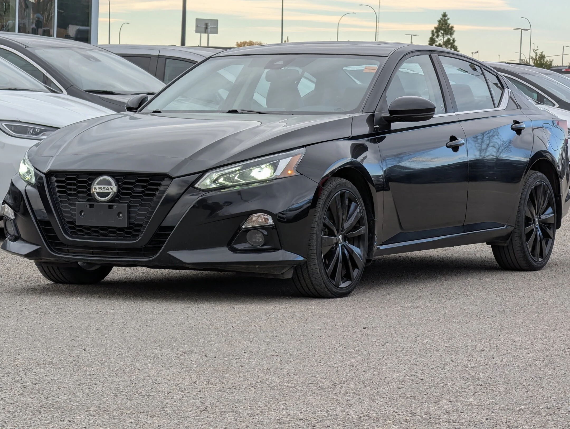 Used 2022 Black Nissan 2.5 SR Midnight Edition AWD - Leather - Sunro - 2.5 SR Midnight Edition Sedan image 4