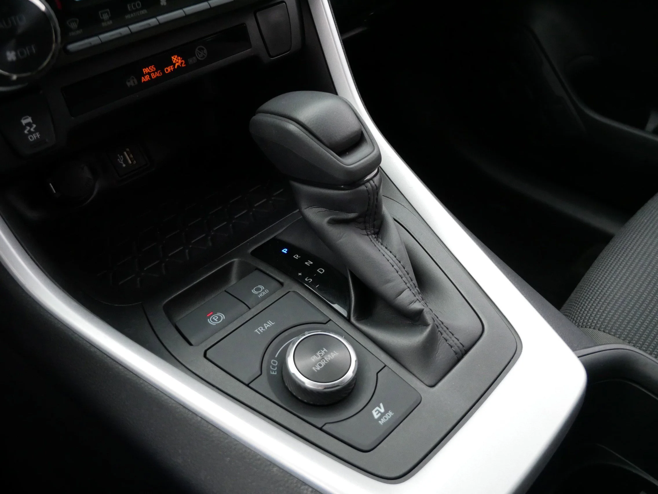 2025 Toyota RAV4 LE - Photo 25