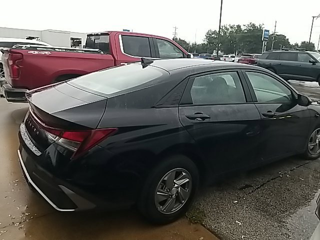 Used 2025 Black Hyundai SE image 26