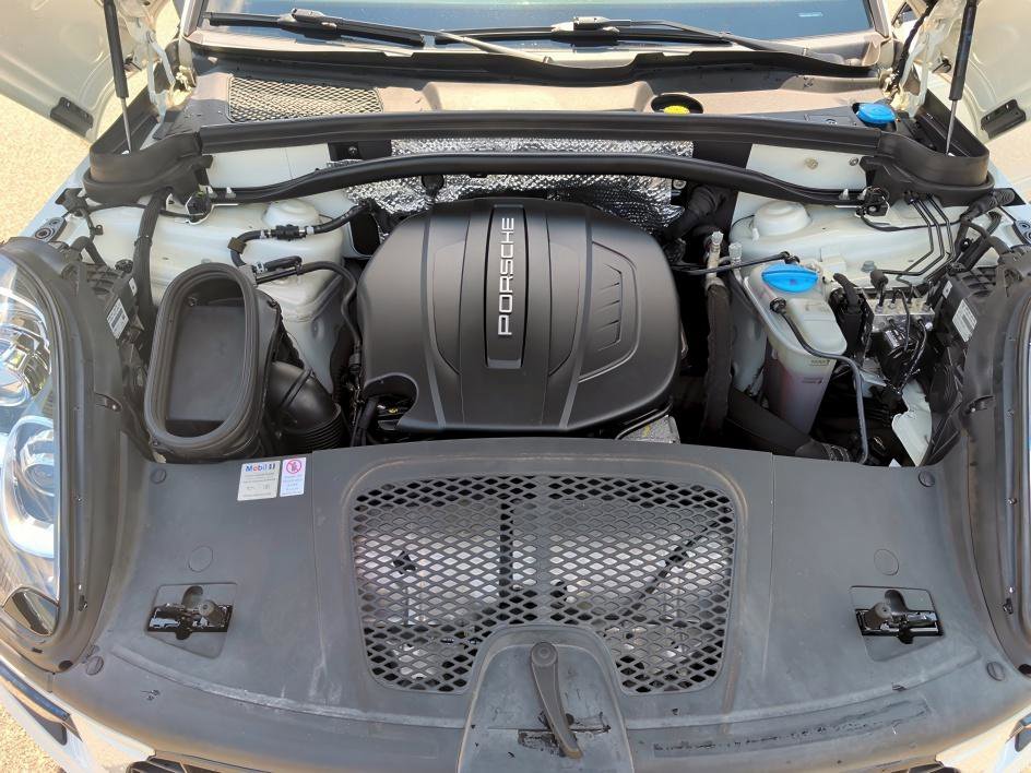 Used 2018 White Porsche Base image 28