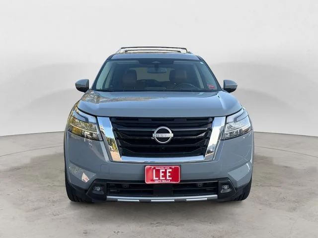 Used 2022 Gray Nissan Platinum image 9
