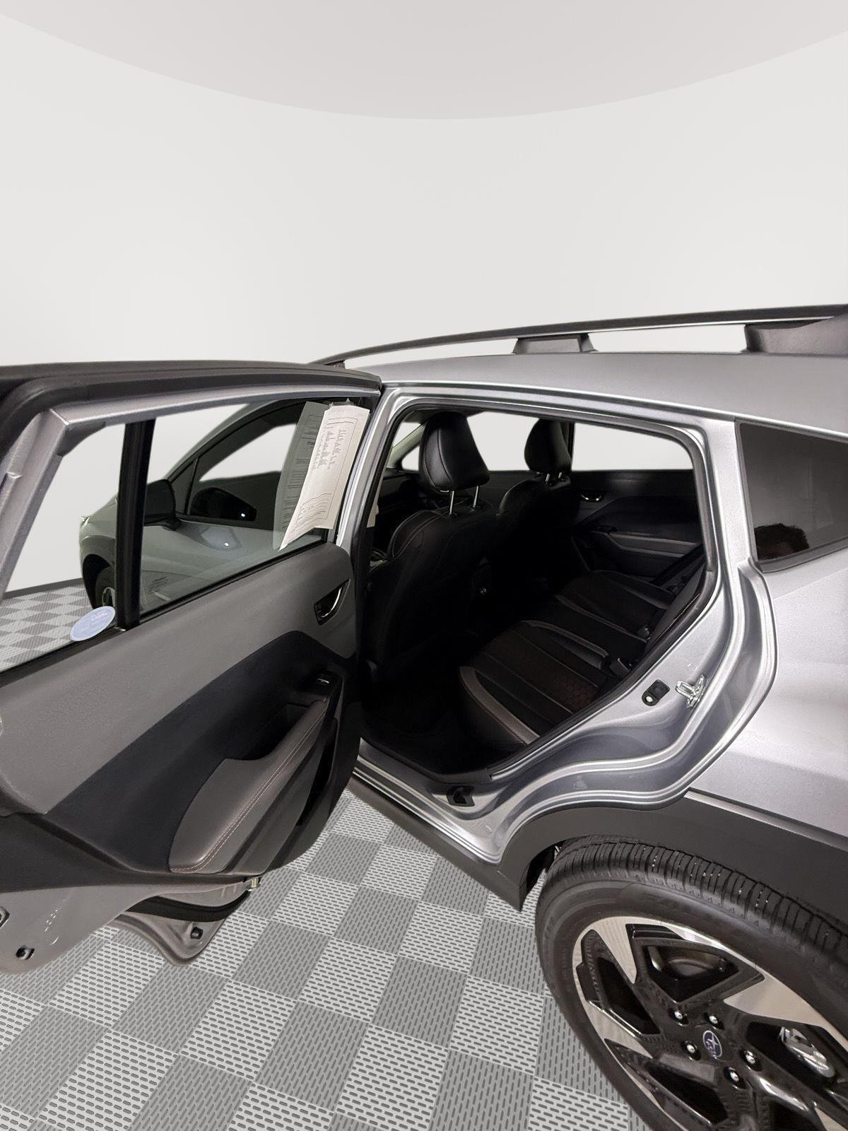Used 2025 Ice Silver Metallic Subaru Limited image 4