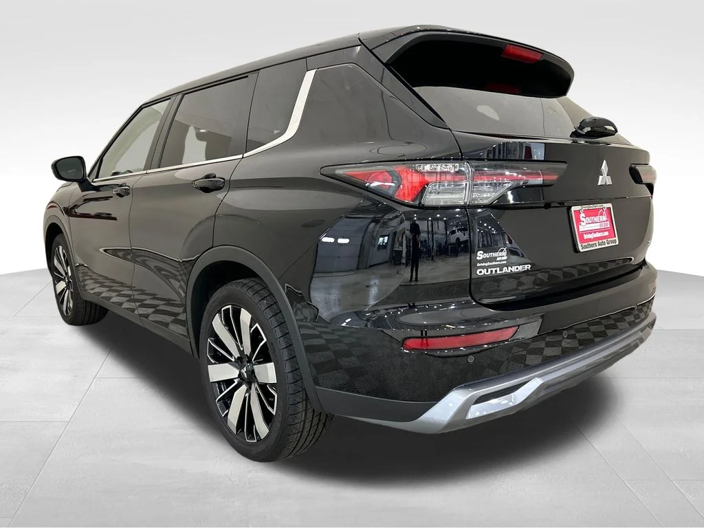 Used 2025 Black Mitsubishi SE image 3