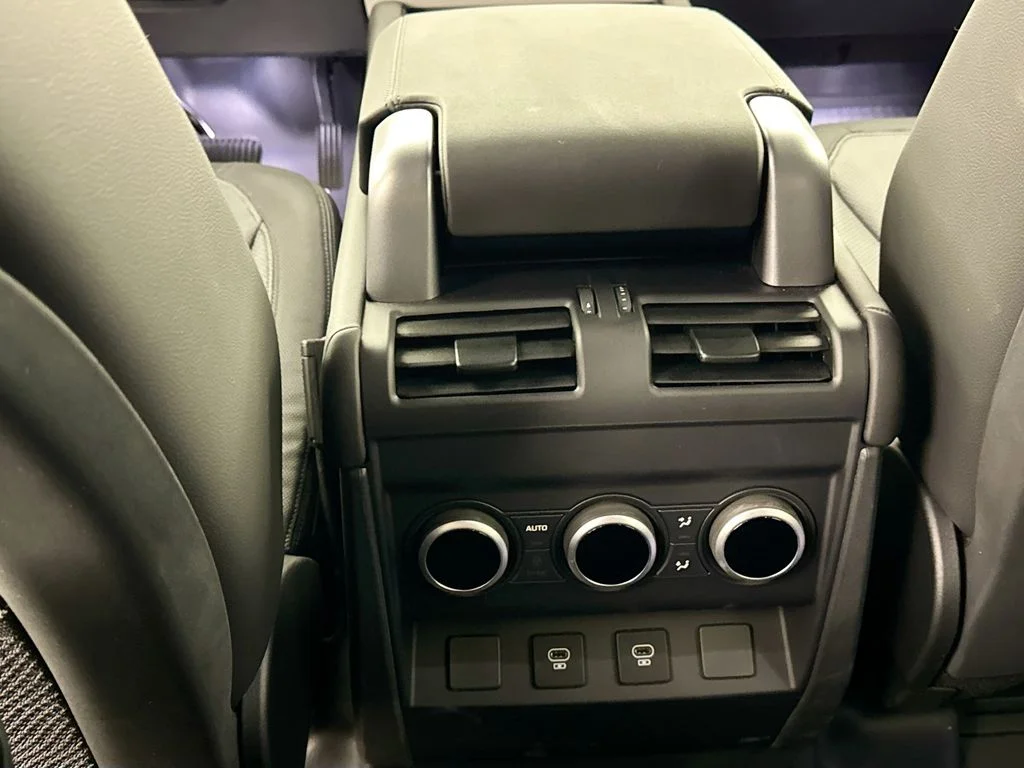 Used 2024 White Land Rover X-Dynamic SE image 25
