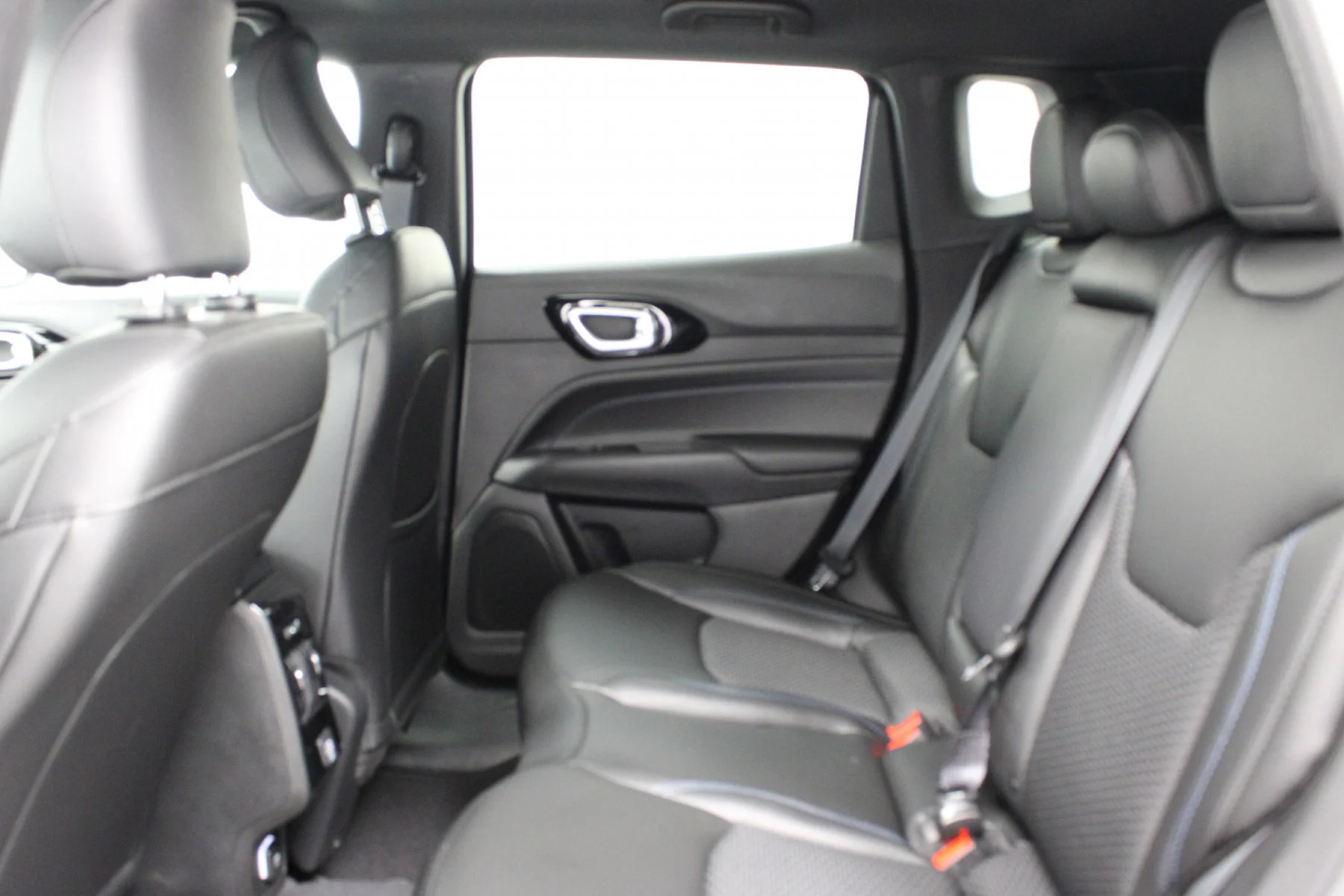 New 2026 Diamond Black Crystal Pearl-Coat Exterior Paint Jeep Latitude Altitude 4x4 image 18
