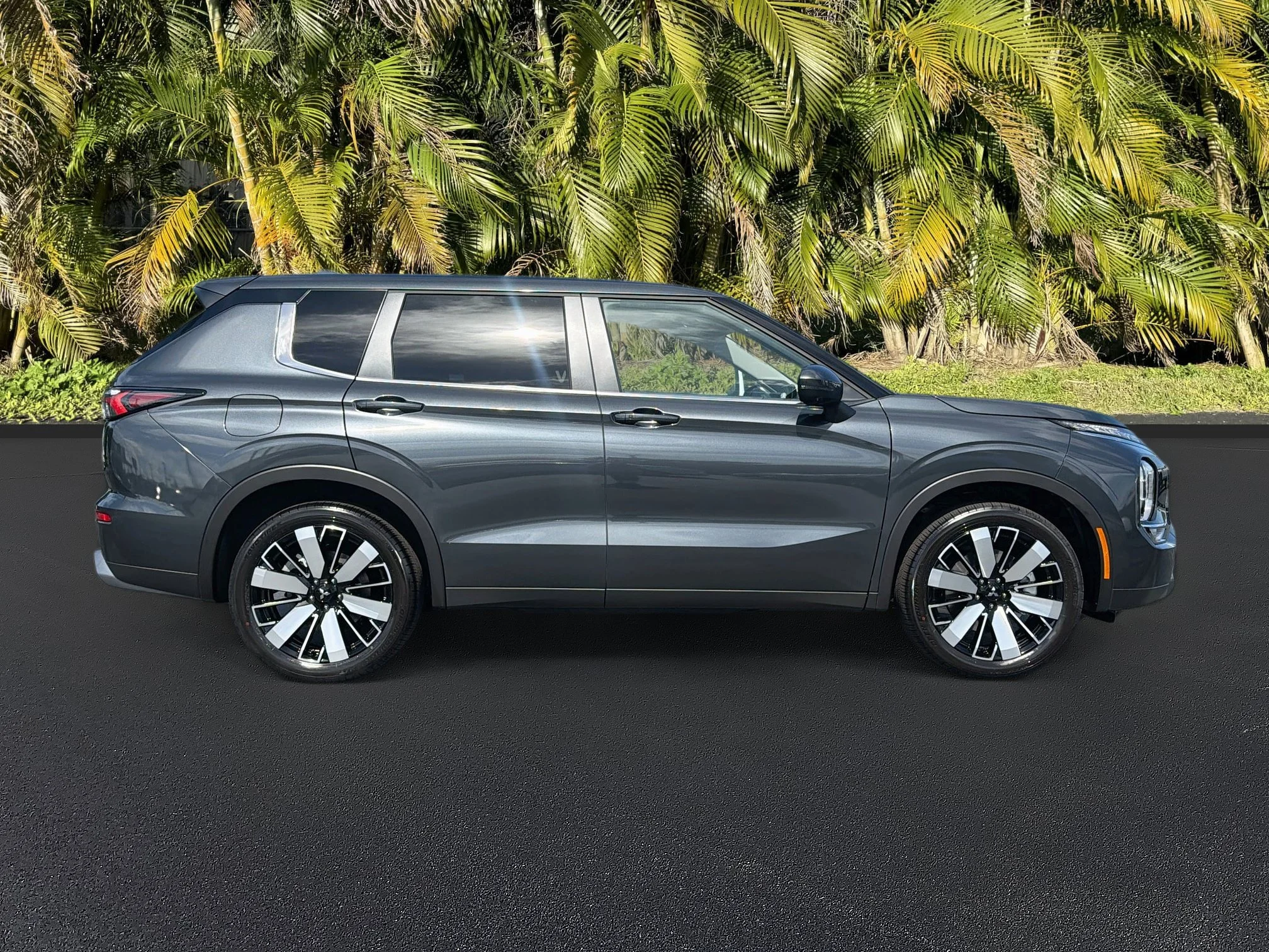 New 2026 Graphite Gray Mitsubishi SE 1.5T 2WD image 3