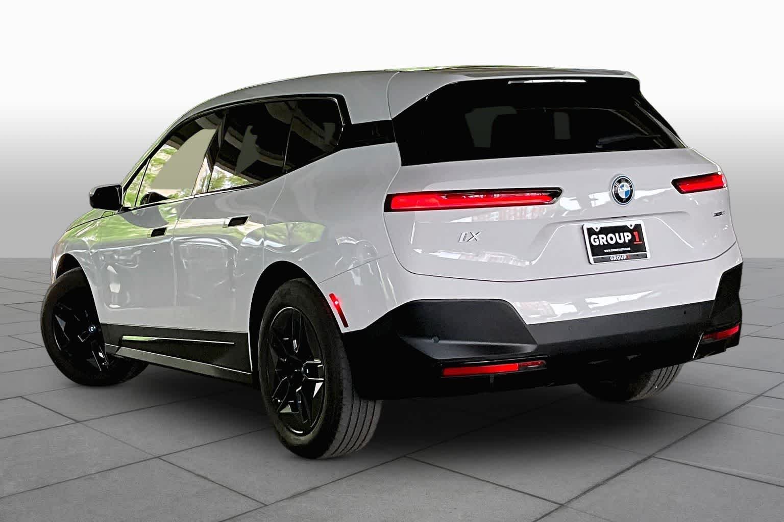 Used 2024 Alpine White BMW xDrive50 image 11