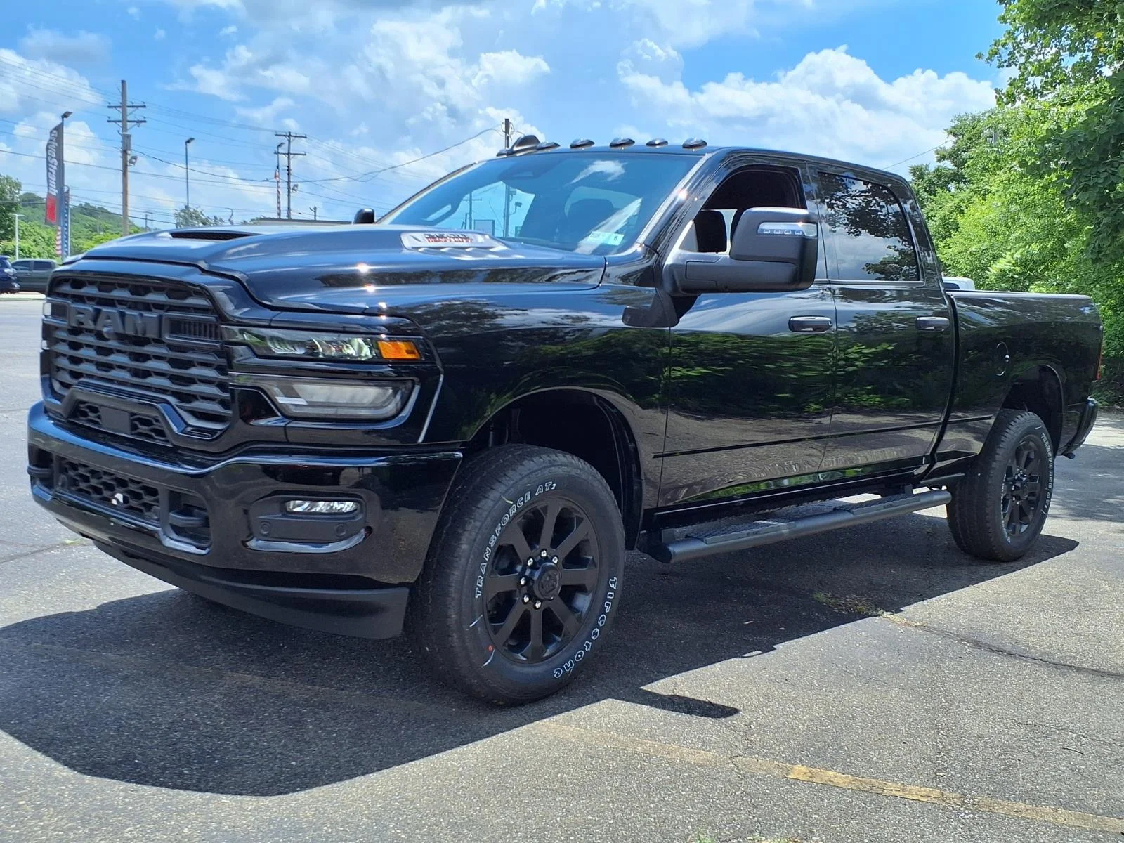 New 2026 Diamond Black Crystal Pearl-Coat Exterior Paint RAM Tradesman image 3