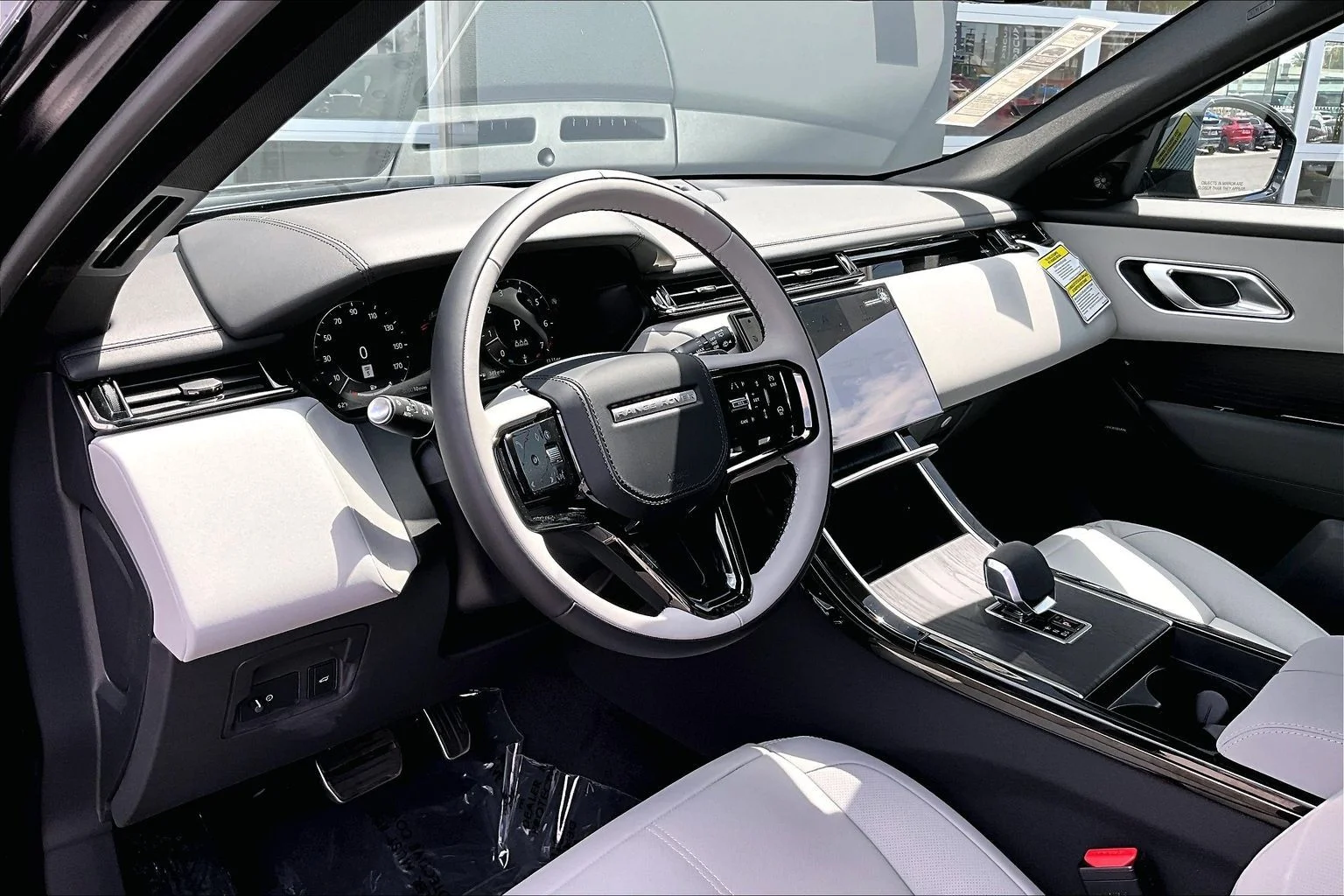 New 2026 Santorini Black Land Rover Dynamic SE image 6