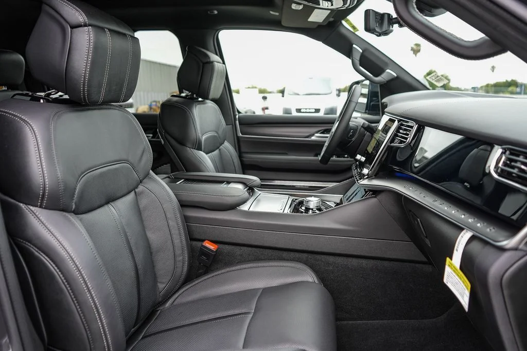 New 2026 Gray Jeep Summit Obsidian image 18